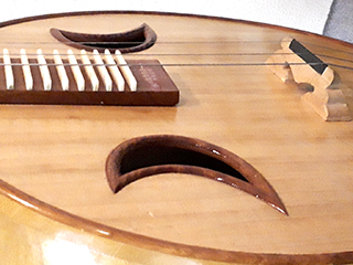 中国伝統撥弦楽器阮咸げんかんのブリッジ・サウンドホールの拡大アップ写真