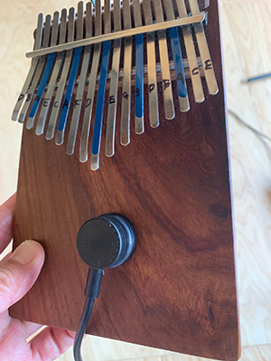 加工せずに磁石で挟むだけのマグネット式でソリッドボディームビラタイプのカリンバ親指ピアノへコンタクトピックアップを取り付け